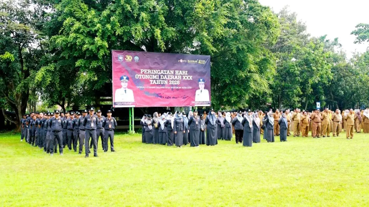 BERJEJER: ASN dan pegawai BUMD mengikuti apel peringatan Hari Otoda XXX di halaman kantor pemkab Senin (27/4). (PROKOPIM UNTUK JPRM)
