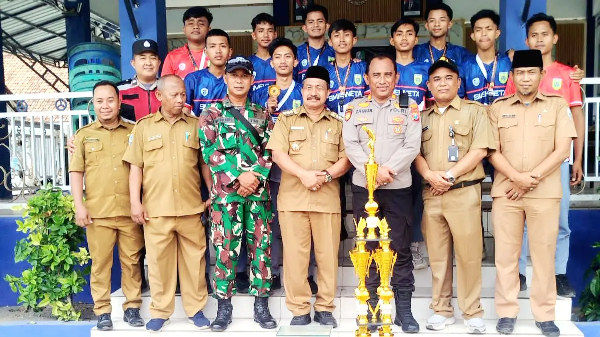 BERPRESTASI: Siswa dan guru SMKN 1 Tambelangan serta Forkopimcam Tambelangan berfoto bersama perolehan piala di kantor Kecamatan Tambelangan, Sampang, Selasa (28/4). (SMKN 1 TAMBELANGAN UNTUK JPRM)