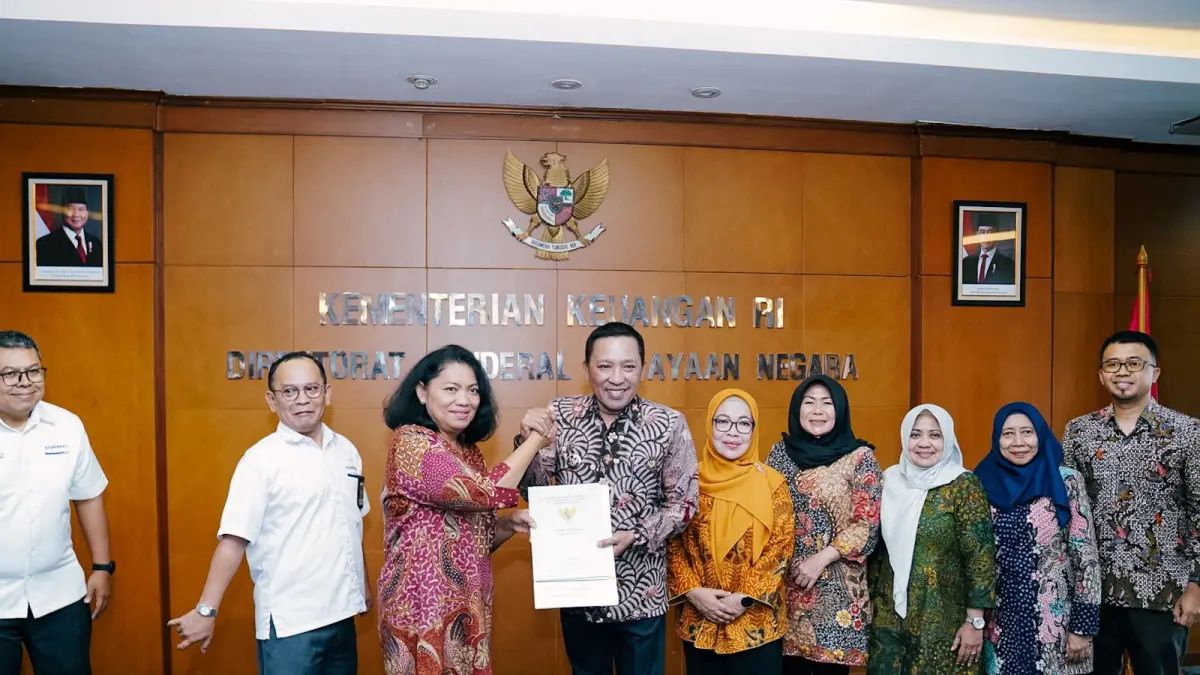 BERSINERGI: Bupati Sampang Slamet Junaidi berpose bersama Kemenkeu usai menandatangani serah terima hibah di DJKN, Jakarta, Senin (27/4).