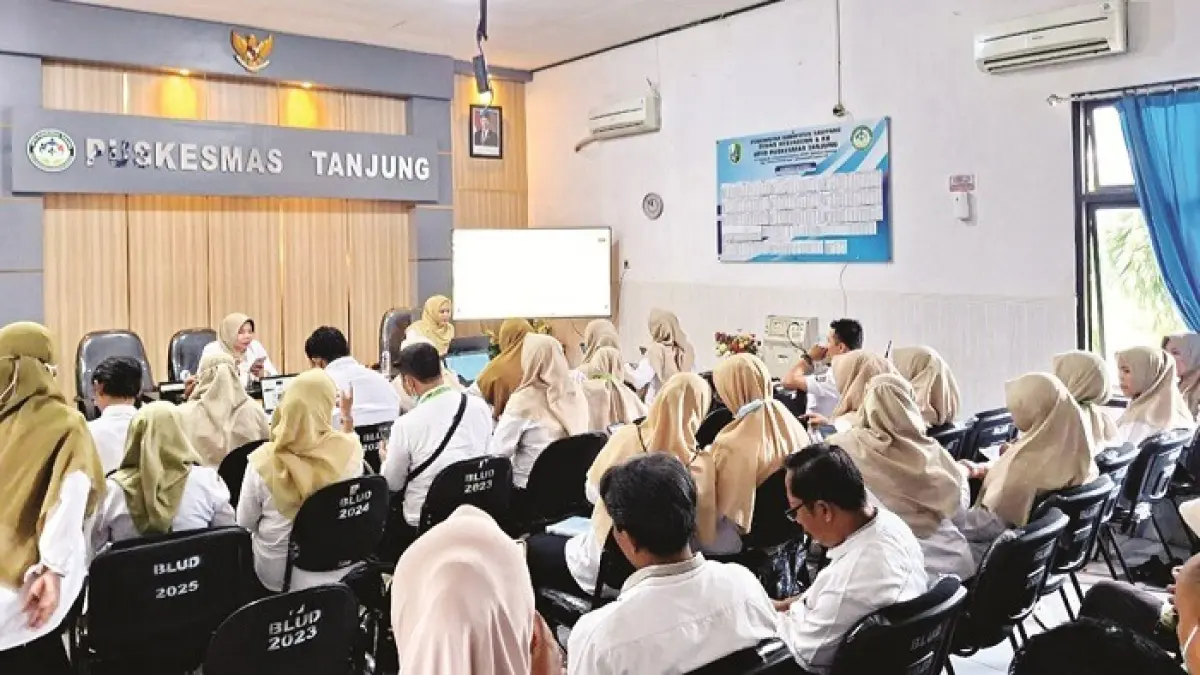 BERSINERGI: Tim Inspektorat Sampang saat melakukan pendampingan dan asistensi zona integritas di Puskesmas Tanjung, Sampang, beberapa waktu lalu. (INSPEKTORAT UNTUK JPRM)