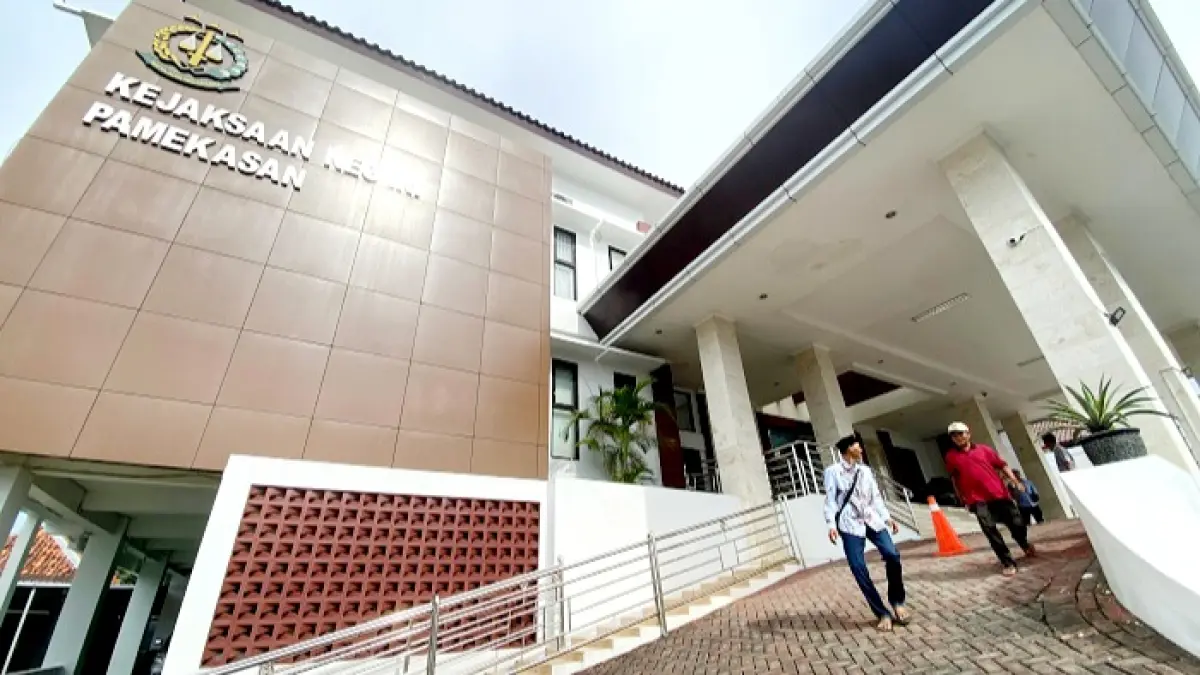 CARI KEADILAN: Korban Syaifullah berjalan keluar dari Kantor Kejari Pamekasan Senin (27/4). (MOH. IQBAL AFGANI/JPRM)
