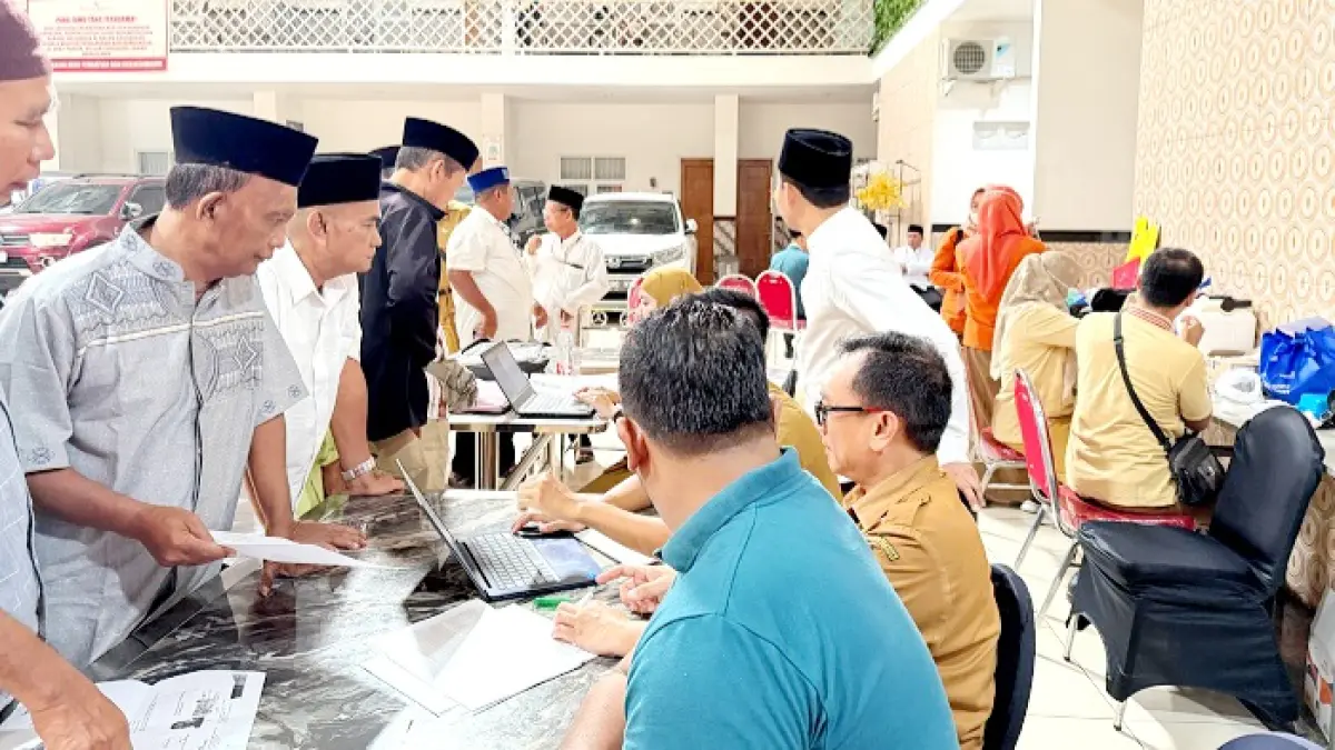 CEK KESEHATAN: Sejumlah CJH sedang melakukan cek kesehatan di Hotel Cahaya Berlian, Rabu (11/2). (DINKES PAMEKASAN UNTUK JPRM)