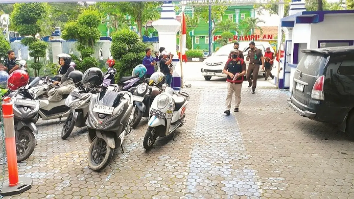 DIGELEDAH: Tim penyidik Kejari Sampang saat melakukan penggeledahan di kantor dispendik, Senin (22/12/2025). (UBAIDILLAHIR RA’IE/JPRM)