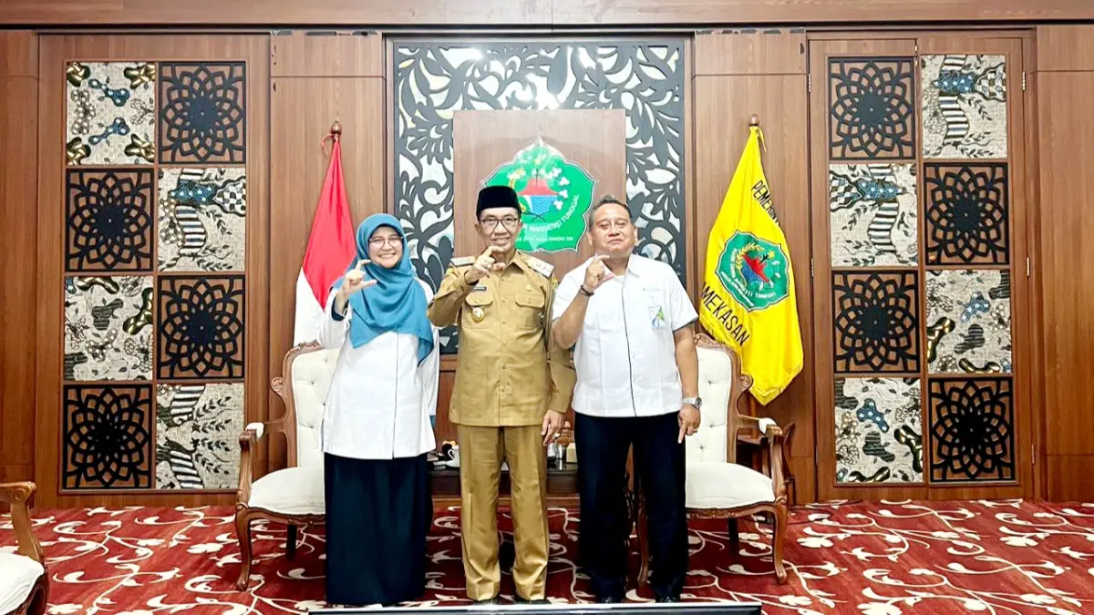 KOMITMEN: Dari kanan, Kepala Kantor BPJS Ketenagakerjaan Cabang Madura Indriyatno, Bupati Pamekasan KH. Kholilurrahman, dan Kepala BPJS Ketenagakerjaan Pamekasan Anita Ardhiana. (PROKOPIM UNTUK JPRM)