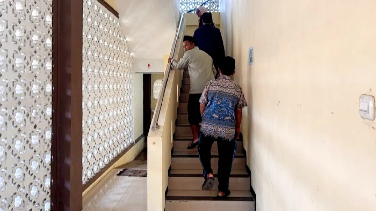 KOOPERATIF: Saksi menuju lantai dua ruang SPKT Polres Sampang untuk memenuhi pemanggilan penyidik KPK Selasa (28/4). (UBAIDILLAHIR RA’IE/JPRM)