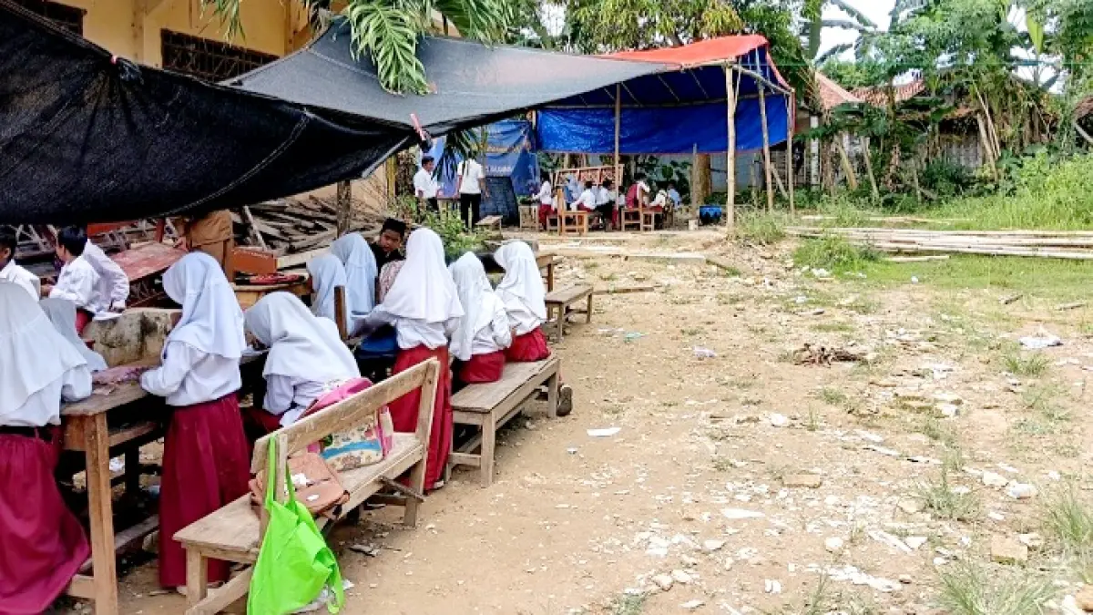 MEMPRIHATINKAN: Siswa SDN Kajuanak 4, Kecamatan Galis, Bangkalan, mengikuti KBM di luar kelas Selasa (28/4). (NINGSIH UNTUK JPRM)