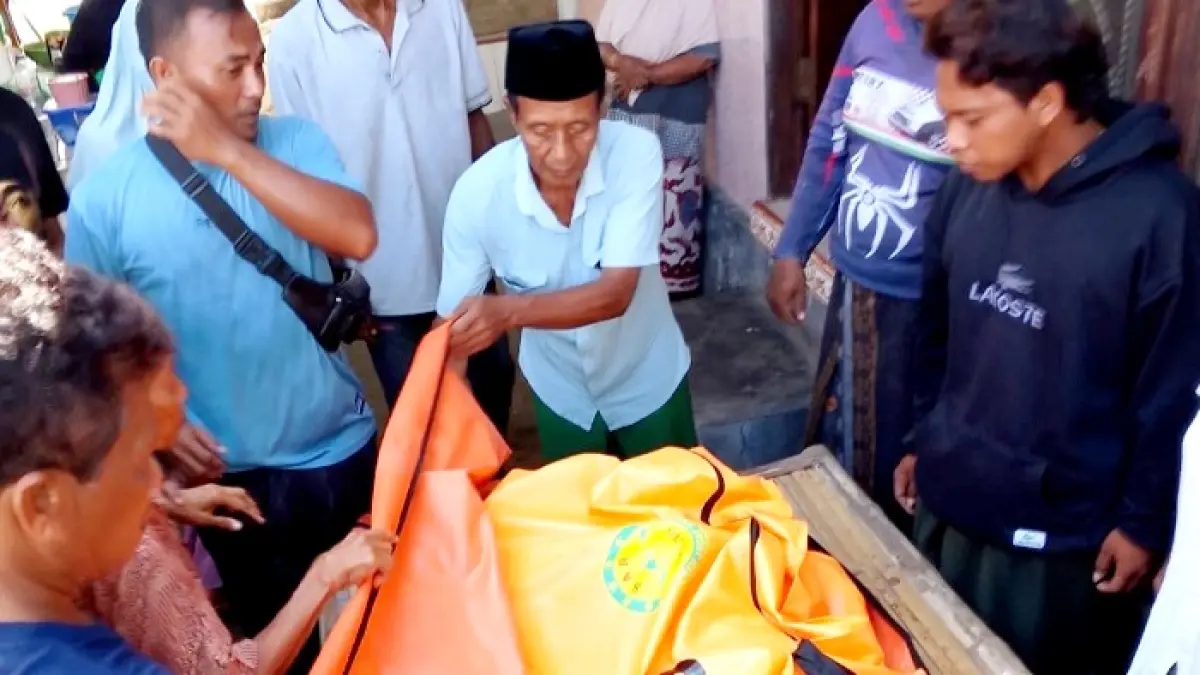 NAHAS: Petugas bersama warga mengevakuasi jenazah korban Mustofa di Desa Pangpong, Kecamatan Labang, Bangkalan, Selasa (28/4). (SATPOLAIRUD POLRES BANGKALAN UNTUK JPRM)