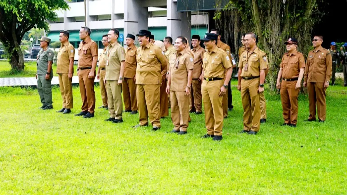 PEMANGKU KEBIJAKAN: Pejabat eselon II di lingkungan Pemkab Bangkalan mengikuti apel peringatan Hari Otoda XXX Senin (27/4). (PROKOPIM UNTUK JPRM)