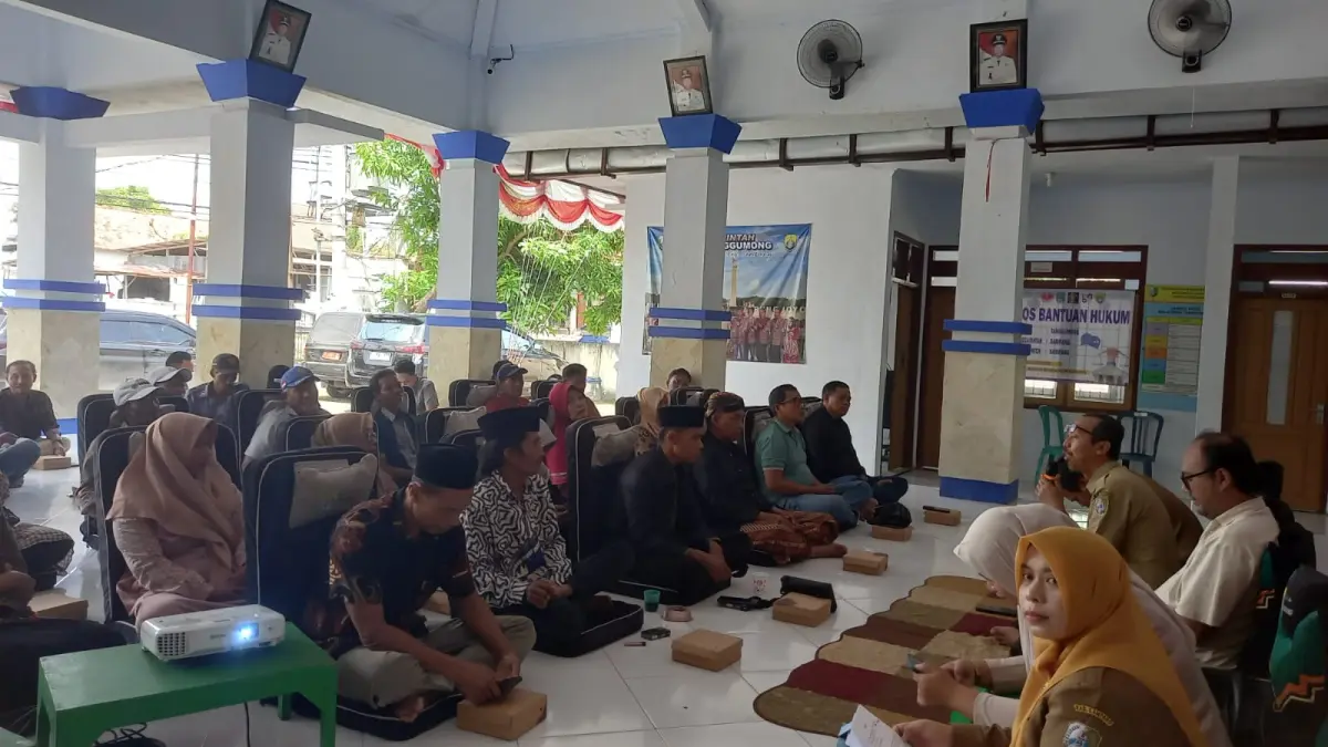 PENCEGAHAN: Petugas disnaker saat memberikan sosialisasi di Desa Tanggumong, Kecamatan Sampang, beberapa waktu lalu.