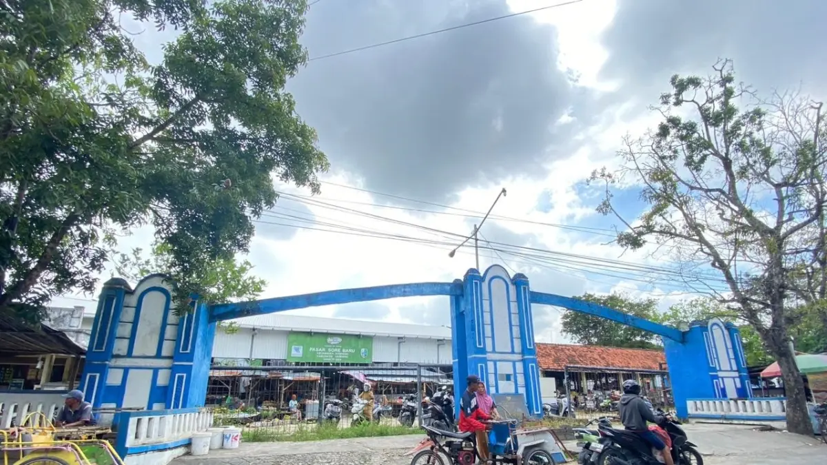 PEREKONOMIAN: Pengunjung saat berada di area Pasar Sore Baru, Senin (27/4).