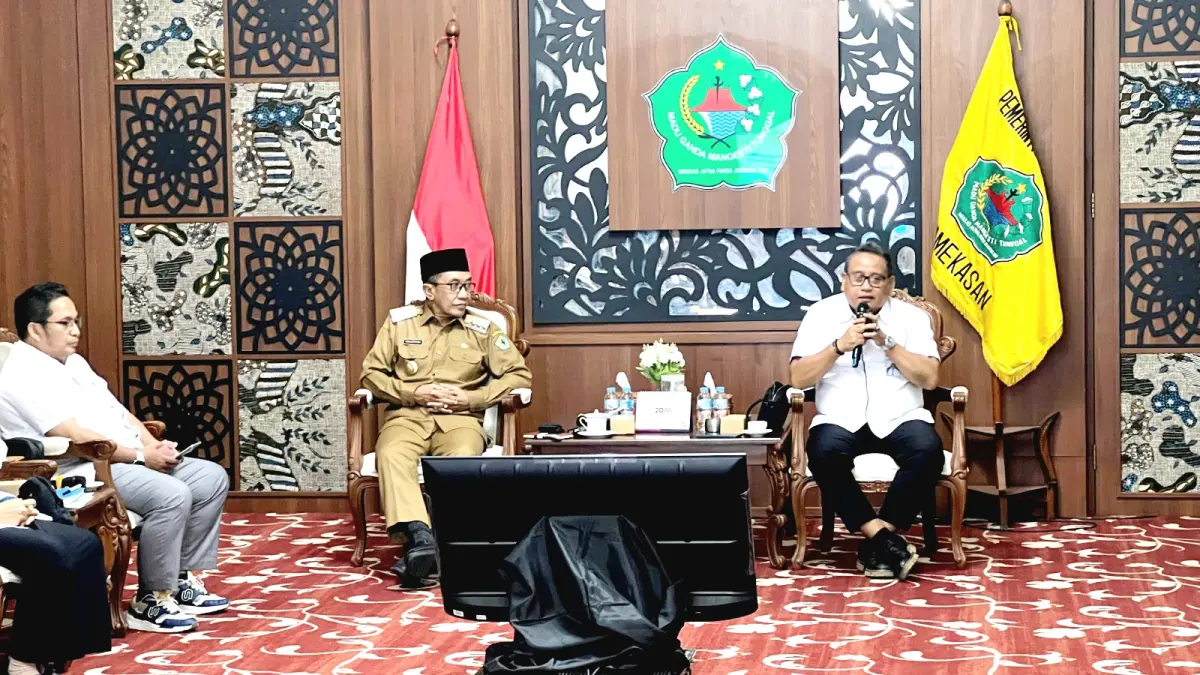 PERKUAT KOLABORASI: Bupati Pamekasan KH. Kholilurrahman berdialog dengan BPJS Ketenagakerjaan di Peringgitan Dalam Pendopo Ronggosukowati, Senin (27/4). (PROKOPIM UNTUK JPRM)