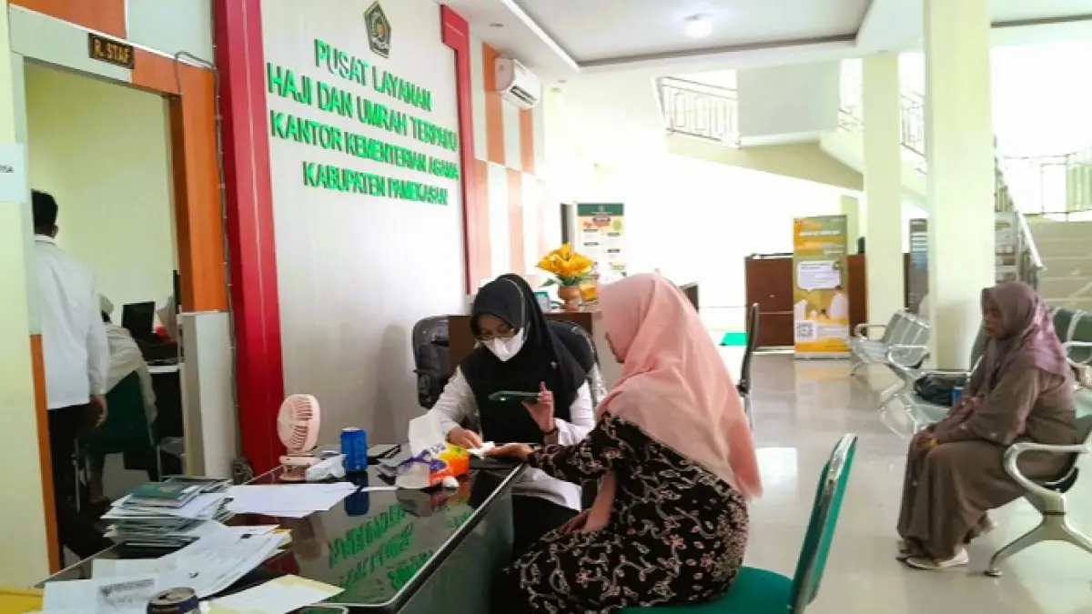 PERSIAPAN: CJH Pamekasan melakukan rekam bio visa di KHU setempat, Jumat (23/1). (M. KHOLIL RAMLI/JPRM)