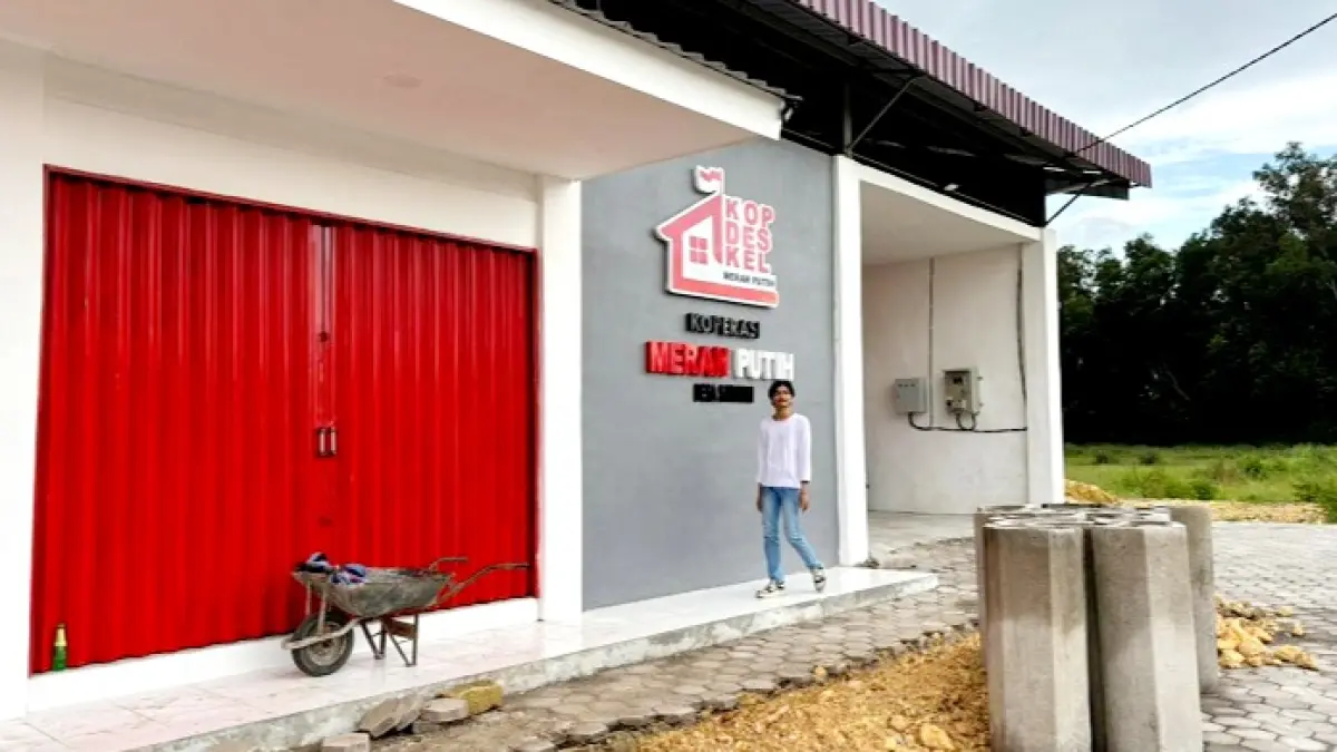 RAMPUNG: Seorang warga sedang berada di KDKMP Samatan, Kecamatan Proppo, Senin (27/4). (M. KHOLIL RAMLI/JPRM)