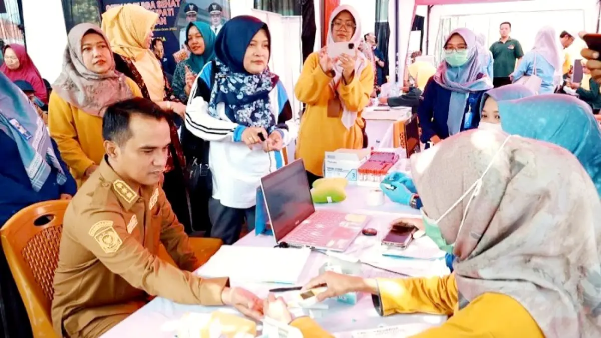 SEHAT ITU PENTING: Bupati Bangkalan mengikuti pemeriksaan kesehatan dalam kegiatan Gebyar Blega Sehat yang digelar di Puskesmas Blega Selasa (28/4). (PROKOPIM UNTUK JPRM)