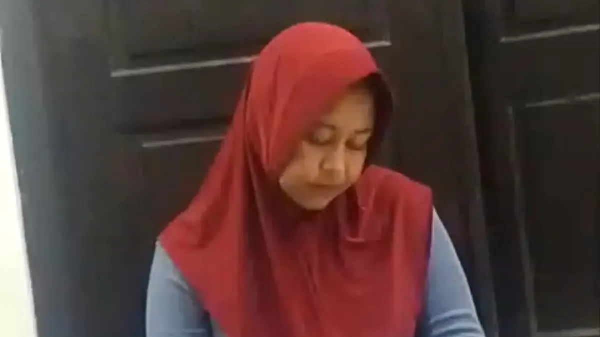 TAK BERKUTIK: Terduga pelaku arisan bodong saat didatangi ke rumahnya di Desa Keleyan, Kecamatan Socah, Bangkalan, pekan lalu.