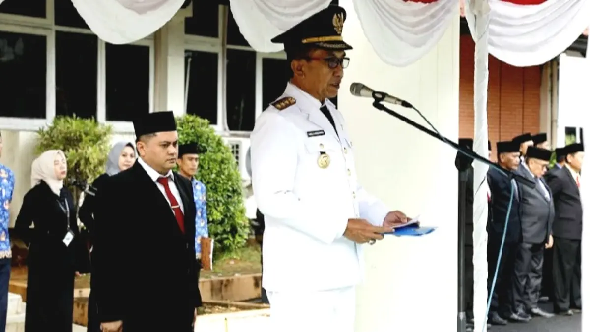 TEGAS: Bupati Pamekasan KH. Kholilurrahman saat bertindak sebagai inspektur upacara peringatan Hari Otonomi Daerah XXX Tahun 2026 di halaman kantor pemkab, Senin (27/4). (PROKOPIM UNTUK JPRM)