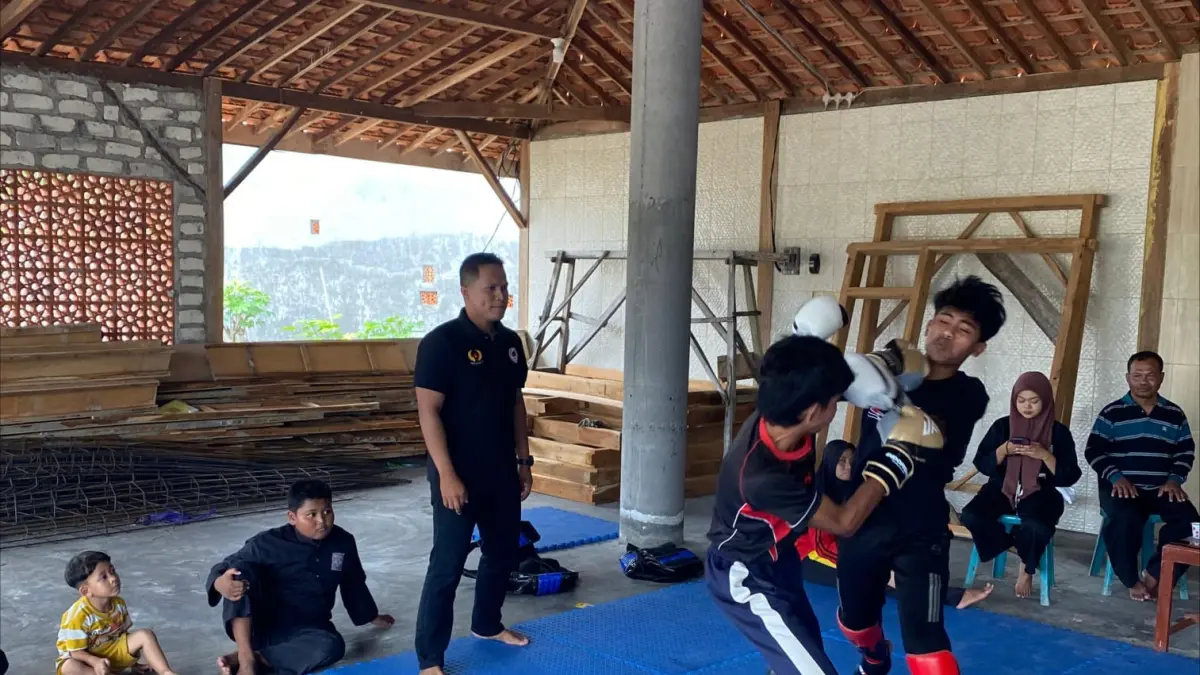 BERSIKERAS: Atlet MMA Pamekasan mengikuti latihan di Desa Bicorong, Kecamatan Pakong, Kamis (23/4).