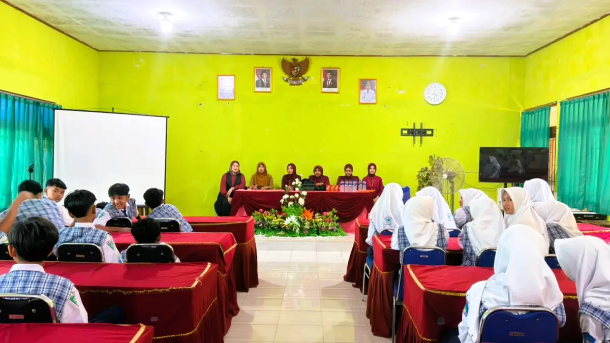 EDUKATIF: Bank Jatim Cabang Sumenep saat menyosialisasikan program Kejar di SMPN 1 Kalianget, Sumenep, Rabu (22/4).