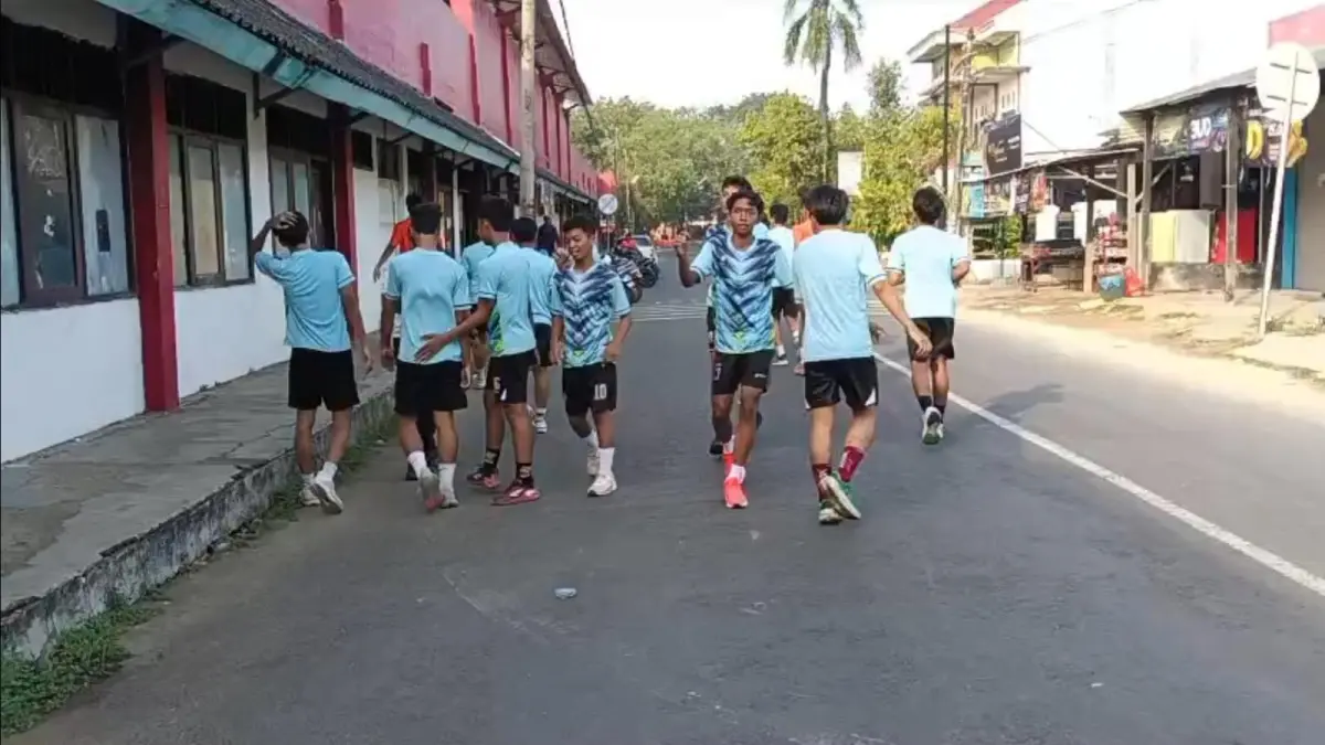 FOKUS: Sejumlah pemain Perssu MC untuk kejuaraan Piala Soeratin U-17 sedang melakukan latihan fisik di sisi barat Stadion A. Yani, Desa Pabian, Kecamatan Kota Sumenep, Minggu (26/4).