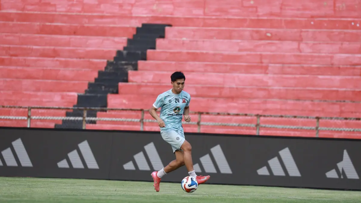 JAJAL LAPANGAN: Pemain MU Taufany Muslihuddin melakukan official training di Stadion Haji Agus Salim Kota Padang, Selasa (28/4).