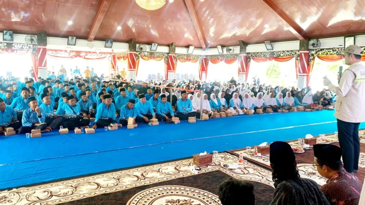 KHIDMAT: Ratusan CJH saat mengikuti pembekalan di Pendopo Trunojoyo Sampang, Selasa (28/4). (AYU LATIFAH/JPRM)