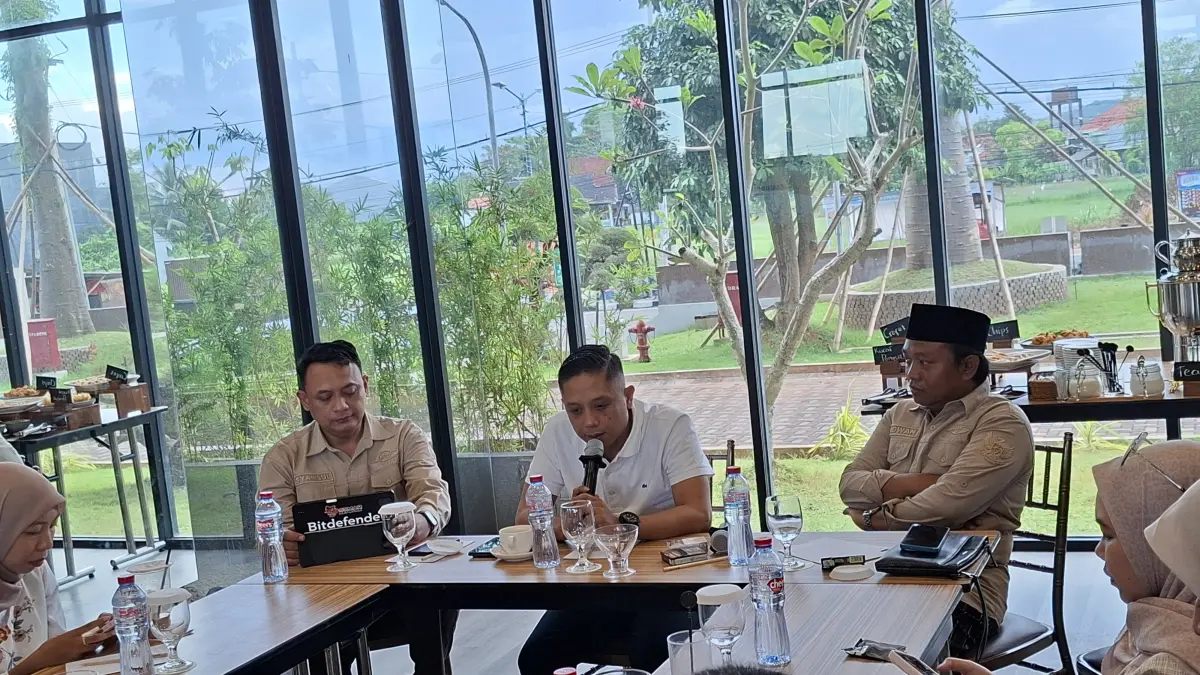 SUKSES: Ketua BPW APJII Jawa Timur Yosvensa Setiawan (tengah) didampingi Kabid PW 1 APJII Jatim Syamsul Hadi (kiri) dan Korwil APJII Jatim Karesidenan M (Madura) Moh. Ridwan dalam Ngobar dan Halalbihalal APJII Jatim di Hotel Myze, Selasa (28/4).
