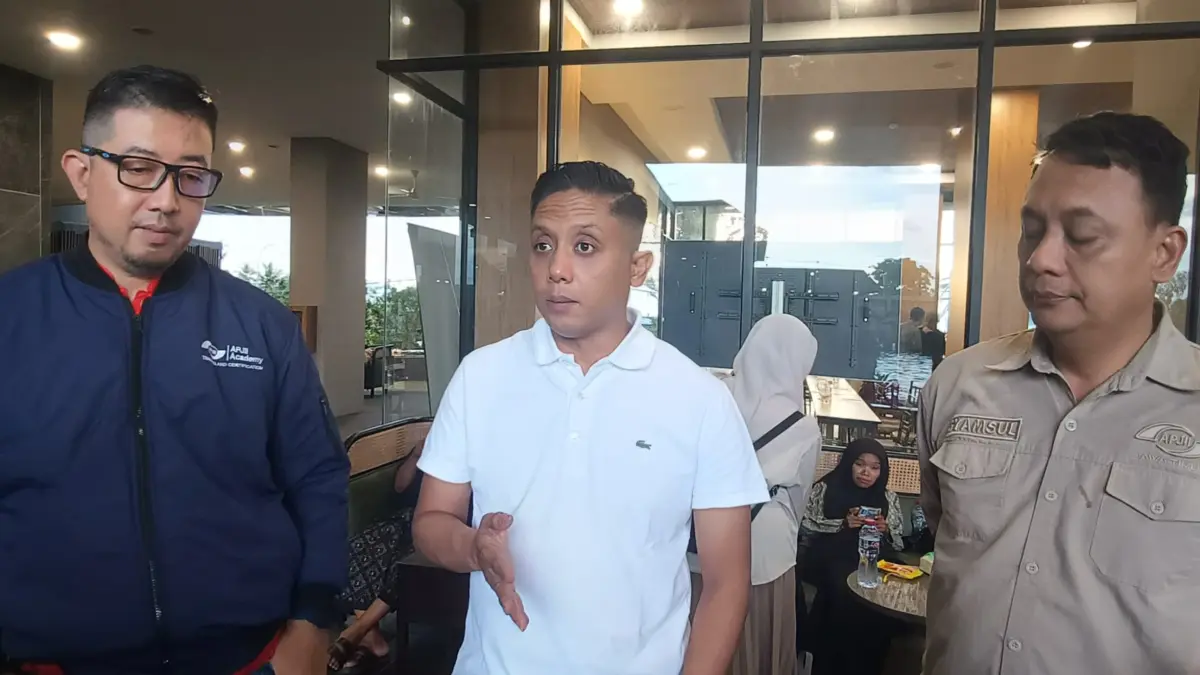 KOMPAK: Ketua BPW APJII Jatim Yosvensa Setiawan (tengah) didampingi Sekretaris Wilayah APJII Jatim Herry Darmawan dan Kabid PW 1 APJII Jatim Syamsul Hadi memberikan keterangan kepada JPRM di Hotel Myze, Selasa (28/4).