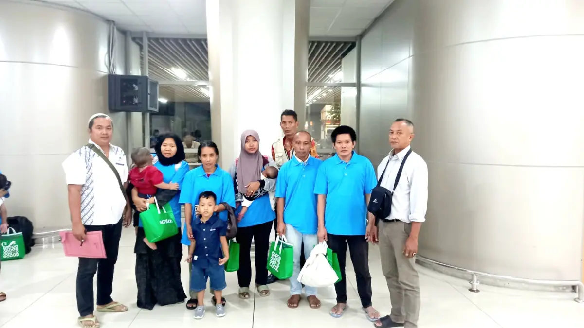 MELANGGAR: PMI saat dijemput Pemkab Sampang di Bandara Juanda Internasional Surabaya, Kamis (23/4). (DISNAKER UNTUK JPRM)