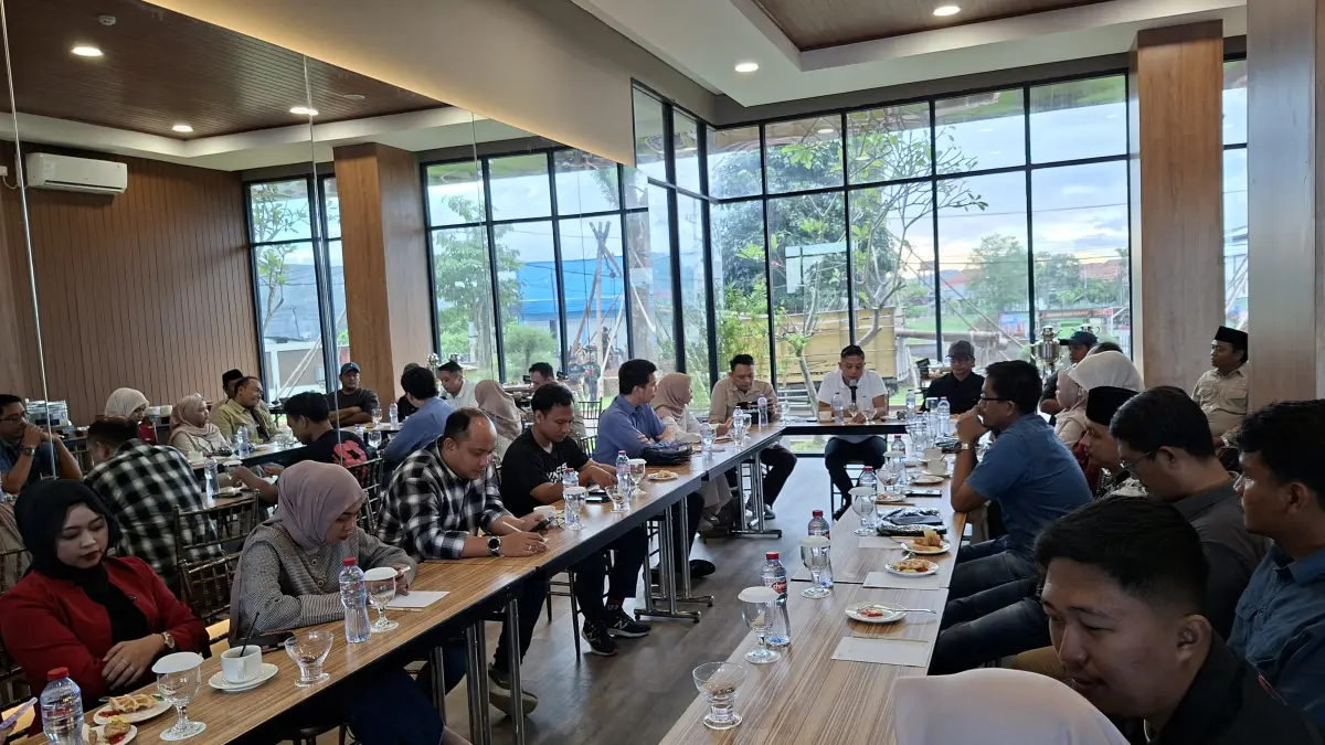 SOLID: Peserta mengikuti Ngobar dan Halalbihalal APJII Jatim di Hotel Myze Sumenep, Selasa (28/4).