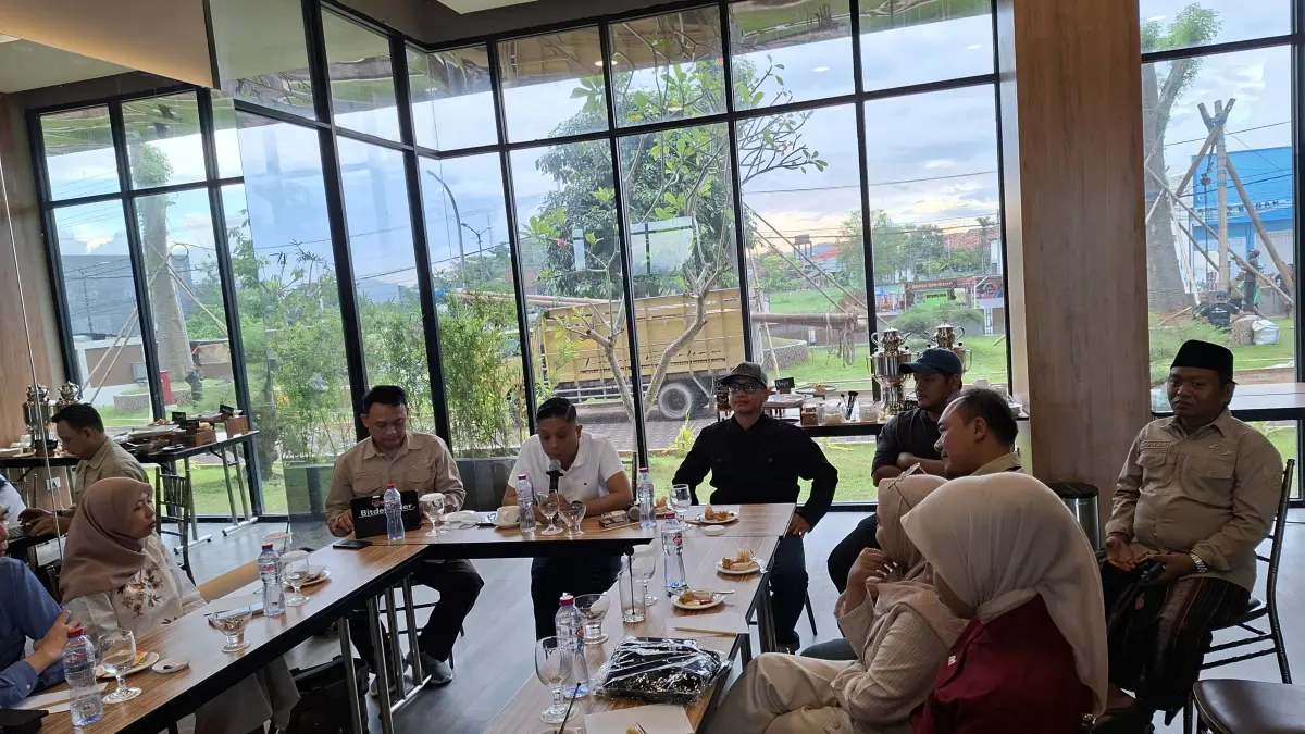 KHAS: Dirut PT Link Data Sumber Barokah (BarokahNet) Moh. Ridwan (berkopiah) mendampingi Pengurus Wilayah APJII Jawa Timur dalam kegiatan Ngobar dan Halalbihalal APJII Jatim di Hotel Myze Sumenep, Selasa (28/4).