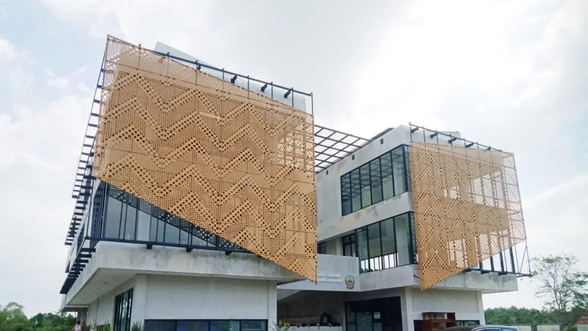 TAMPAK DEPAN: Bangunan Perpustakaan Daerah Bangkalan.