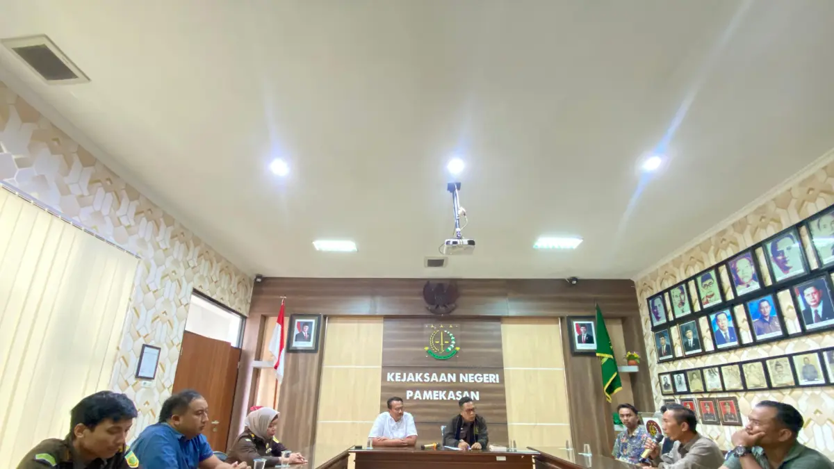 TEGAK LURUS: Kasi Intel Kejari Pamekasan Agus Setiyo Budi (kiri) dan Kasipidum Kejari Pamekasan Siswanto (kanan) menemui peserta audiensi dari pihak tersangka curat, Selasa (28/4).
