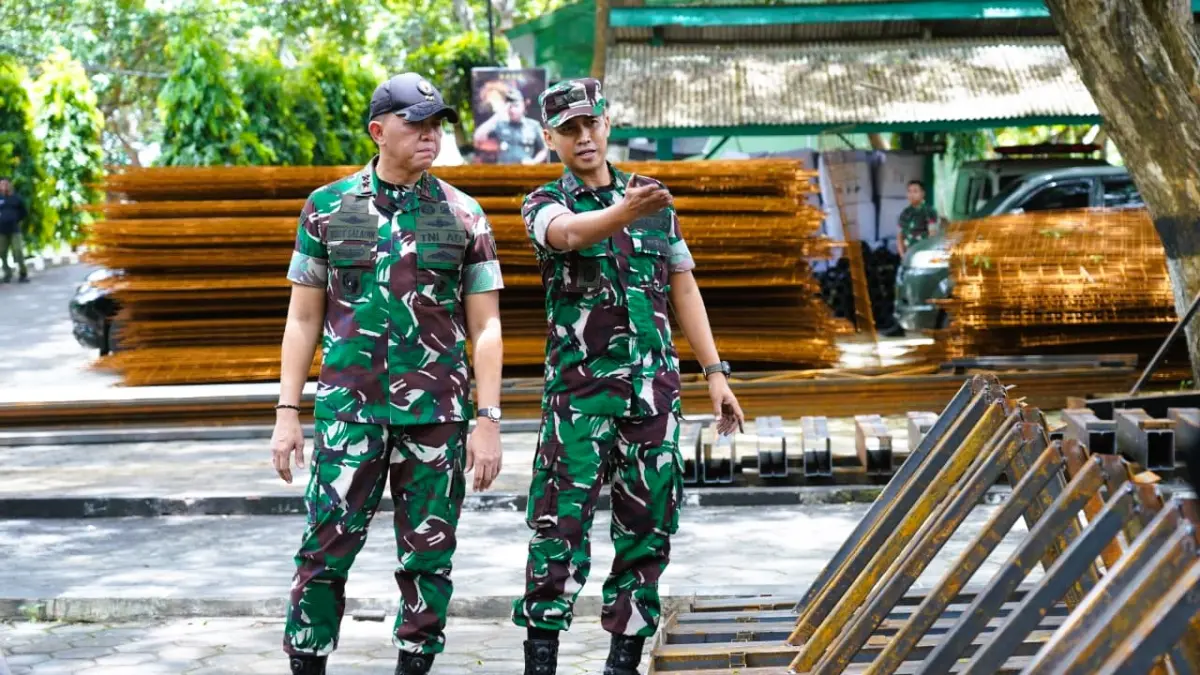 TURUN LANGSUNG: Dandim 0826/Pamekasan Letkol (Kav) Agus Wibowo Hendratmoko mendampingi Pangdam V/Brawijaya Mayjen TNI Rudy Saladin meninjau progres pembangunan KDKMP di Pamekasan, Minggu (8/3).