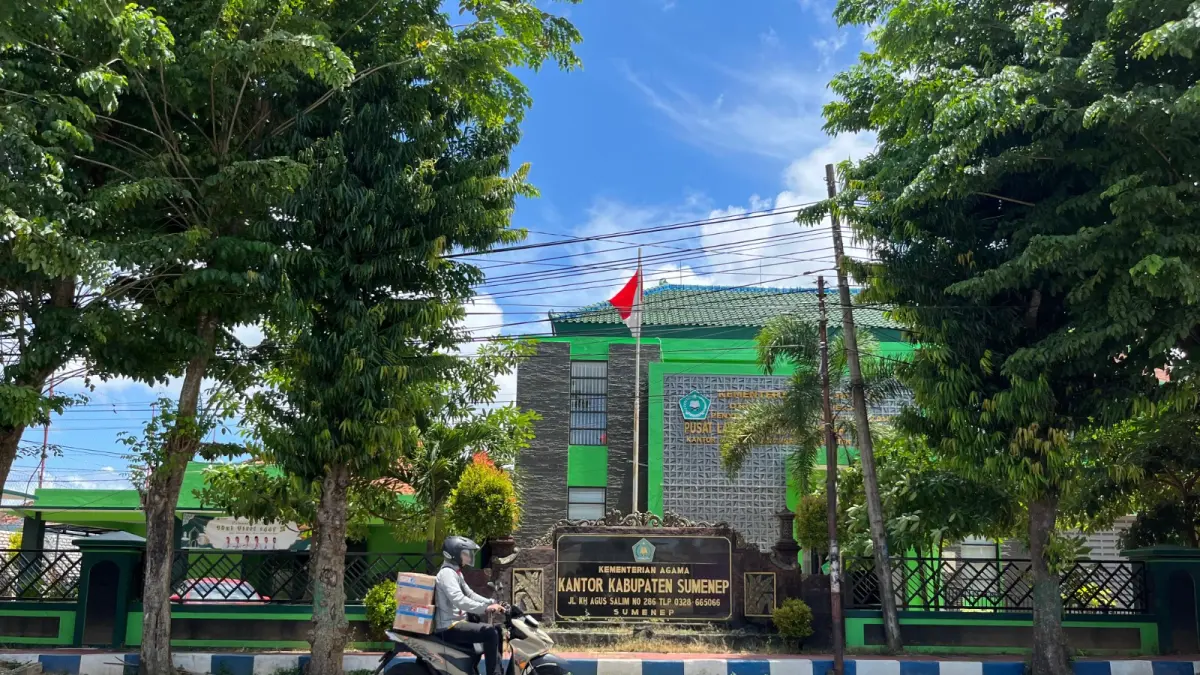 MEGAH: Pengendara motor melintas di depan Kantor Kementerian Agama Sumenep di Desa Pamolokan, Kecamatan Kota.