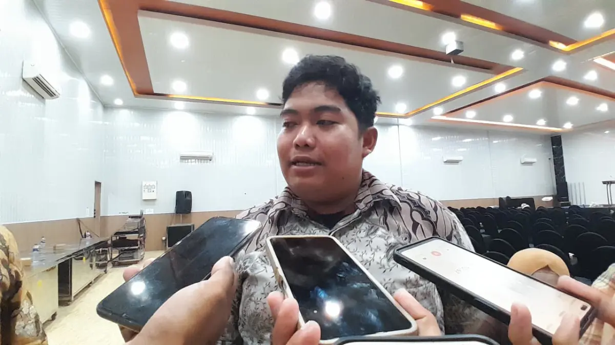 ABAI: Korwil MBG Pamekasan Hariyanto Rahmansyah Tri Arif saat doorstop dengan media di Hotel Cahaya Berlian, Kamis (30/4).