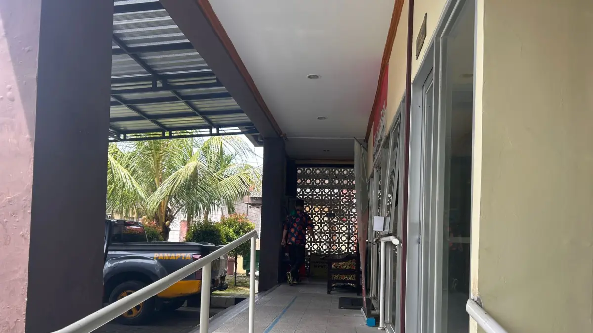ANTIRASUAH: Penyidik KPK saat menuju lantai dua ruang SPKT Polres Sampang, Kamis (30/4).