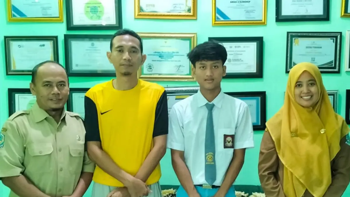 APRESIASI: Kepala SMAGA Sumenep RA Hj. Hari Utami Dewi, S.Ag M.Pd., berfoto bersama Ilafi Arrohidi juara Bulutangkis Hardiknas 2026.