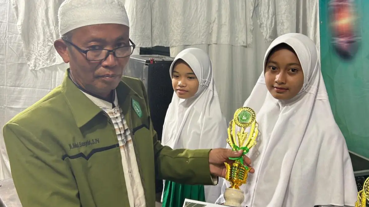 APRESIASI: Pengasuh Pondok Pesantren KH Abdul Basyid Mujib menyerahkan sertifikat penghargaan Lomba Tartil Al-Qur’an Anak-Anak kepada pemenang.