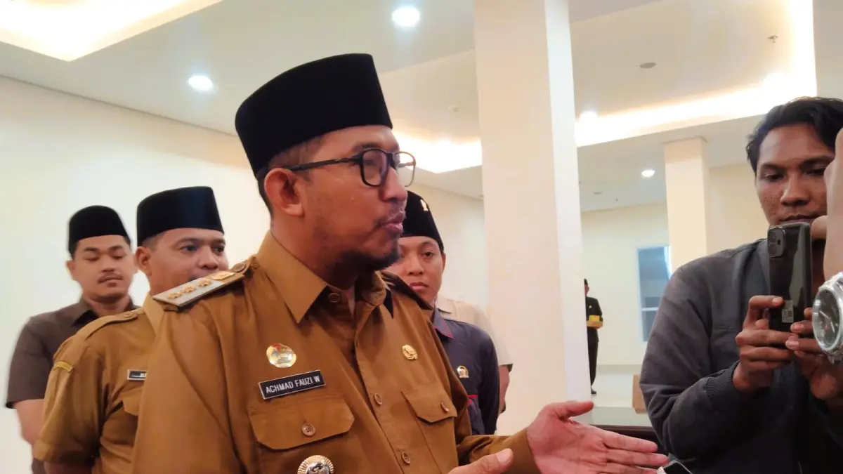 BERI KETERANGAN: Bupati Sumenep Achmad Fauzi Wongsojudo saat diwawancarai sejumlah wartawan di Kantor DPRD Sumenep.