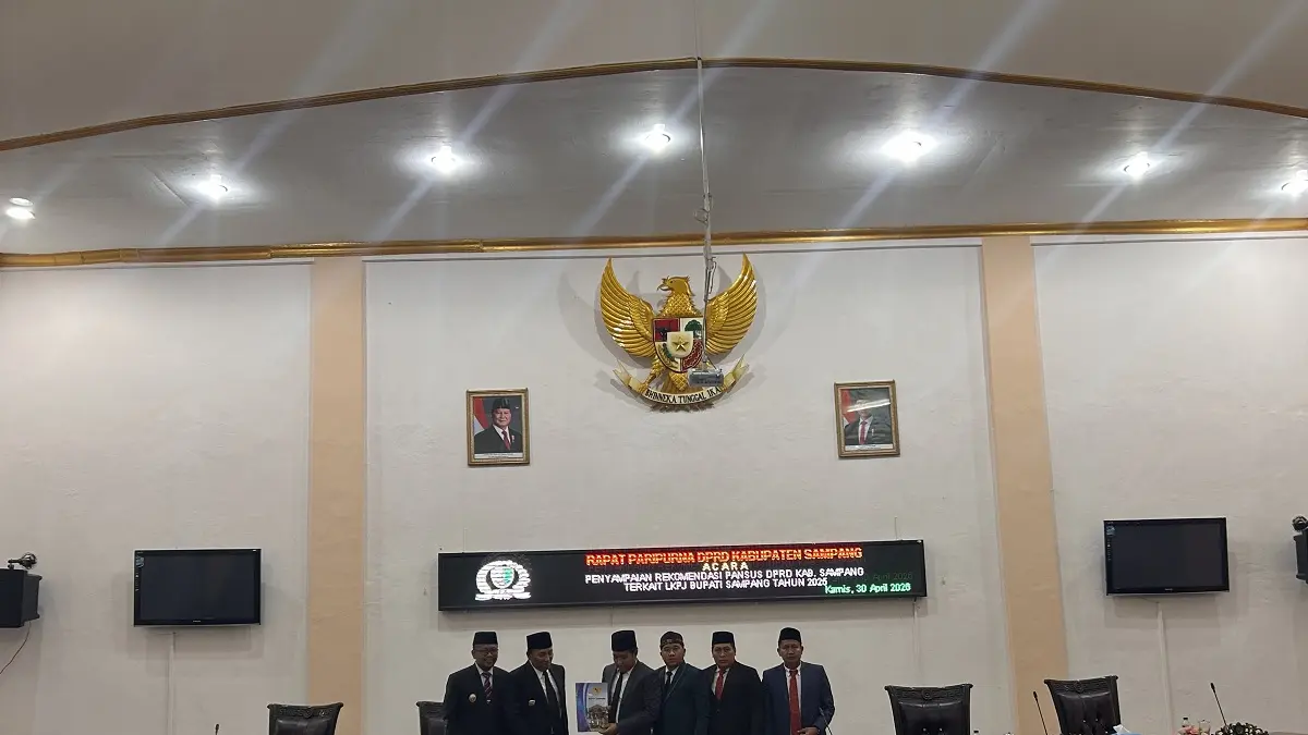 BERSINERGI: Ketua DPRD Sampang Rudi Kurniawan menyerahkan rekomendasi LKPJ Bupati 2025 kepada Bupati Sampang Slamet Junaidi saat sidang paripurna, Kamis (30.4).