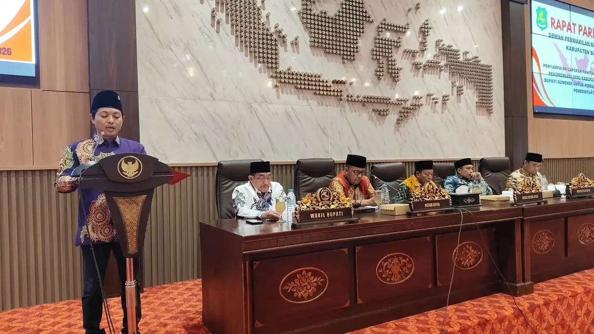FOKUS: Ketua Pansus LKPJ DPRD Sumenep, Hosnan menyampaikan laporan hasil pembahasan dalam rapat paripurna di Kantor DPRD Sumenep, Kamis (30/4).