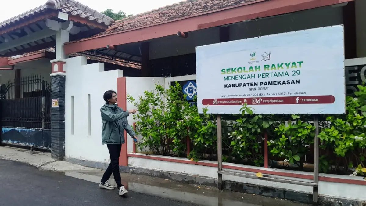 GEDUNG SEMENTARA: Warga sedang melintas di depan Gedung SRMP 29 Pamekasan, Kamis (30/4).