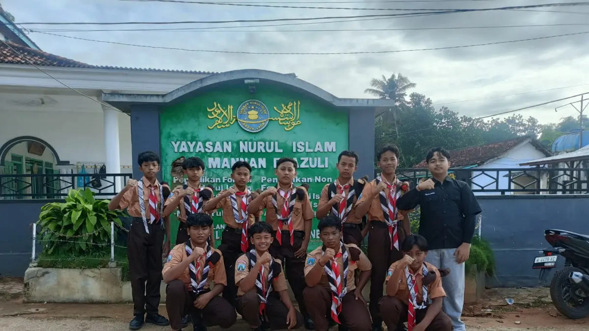 KOMPAK: Anggota Pramuka Yayasan Nurul Islam Al Mannan Djasuli Dasuk, Sumenep, berpose di depan lembaga.