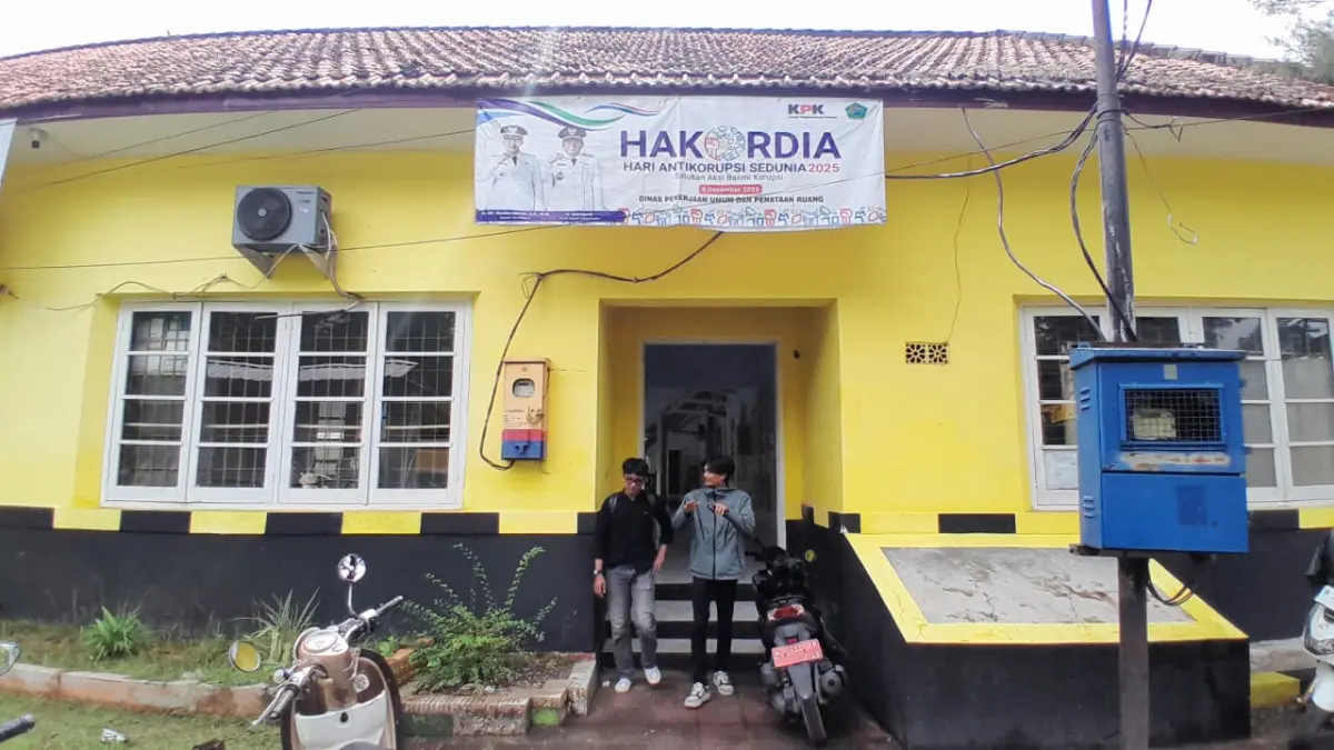 LENGANG: Sejumlah warga sedang berada di lingkungan kantor Dinas PUPR, Kamis (30/4).