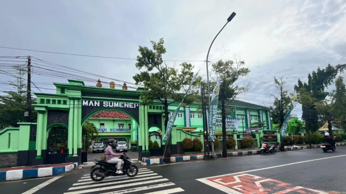 MEGAH: Seorang pengendara melintas di depan MAN Sumenep Desa Pamolokan, Kota Sumenep, Kamis (30/4).