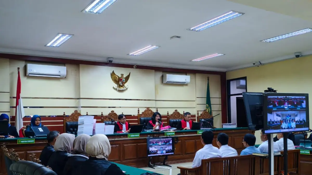 MEJA HIJAU: Kelima terdakwa korupsi program BSPS 2024 sedang menjalani sidang dakwaan di ruang Cakra Pengadilan Tipikor Surabaya pada Senin (6/4) lalu.