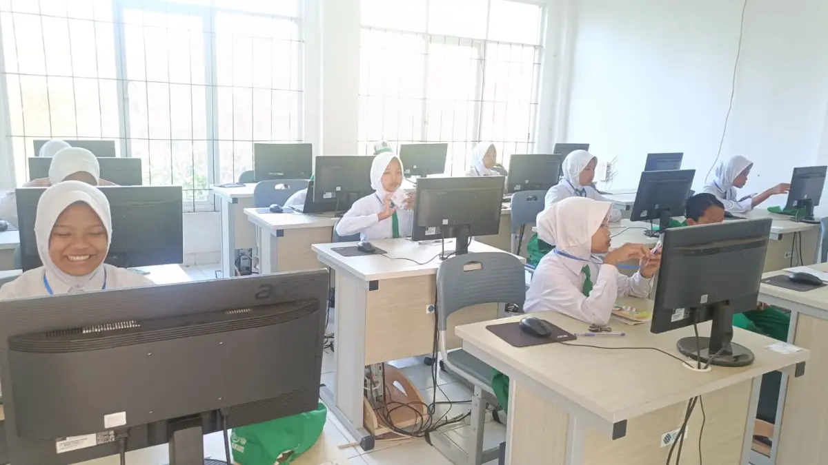 MELEK TEKNOLOGI: Siswa MI Nurul Islam belajar di laboratorium kompoter Yayasan Nurul Islam Al Mannan Djasuli Dasuk, Sumenep.
