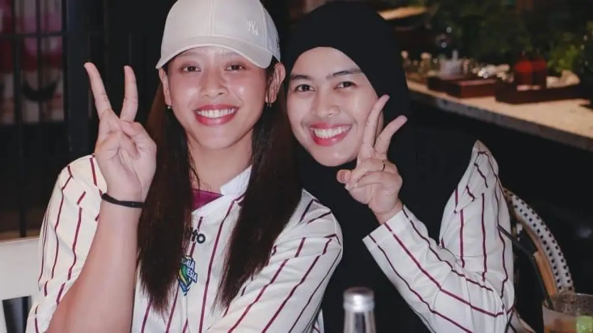 MEMBANGGAKAN: Dua mahasiswi UPI Sumenep Putri Nur Agustin dan Geofanny Eka Cahyaningtyas yang dipanggil Timnas Voli Indonesia.
