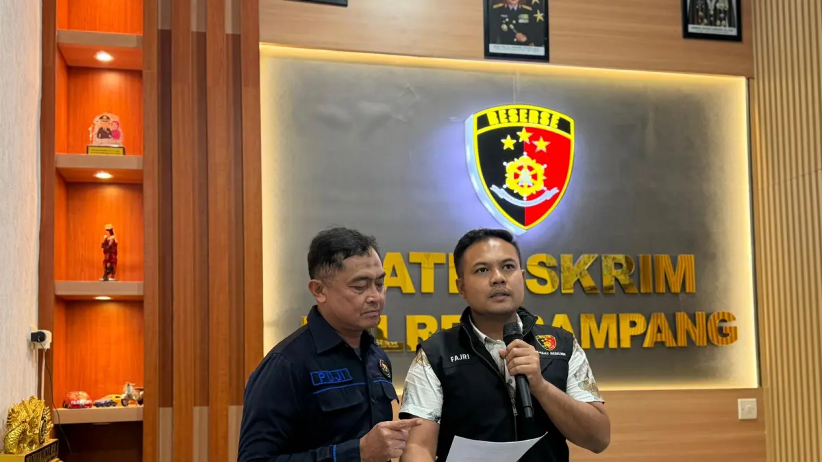 MENJELASKAN: Kasatreskrim Polres Sampang Iptu Nur Fajri Alim memberikan keterangan pres tentang ungkap kasus pencabulan, Rabu (29/4).
