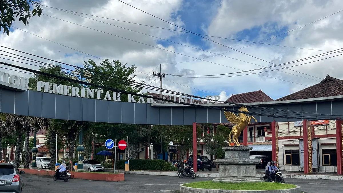 PUSAT PEMERINTAHAN: Seorang warga berada di area kantor Pemerintah Kabupaten Sumenep Desa Kolor, Kota Sumenep, Kamis (30/4).